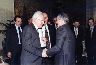 Il Presidente della Repubblica Oscar Luigi Scalfaro incontra Aldo Pagni, presidente della Federazione Nazionale degli Ordini dei Medici Chirurghi e degli Odontoiatri, con il Comitato centrale