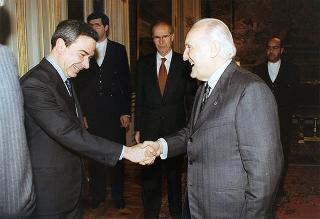 Il Presidente della Repubblica Oscar Luigi Scalfaro riceve in udienza Giulio Anselmi, nuovo direttore dell'ANSA, con Bruno Caselli, direttore uscente