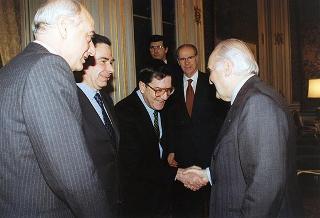 Il Presidente della Repubblica Oscar Luigi Scalfaro riceve in udienza Giulio Anselmi, nuovo direttore dell'ANSA, con Bruno Caselli, direttore uscente