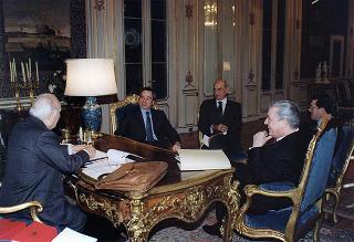 Il Presidente della Repubblica Oscar Luigi Scalfaro riceve in udienza Giulio Anselmi, nuovo direttore dell'ANSA, con Bruno Caselli, direttore uscente