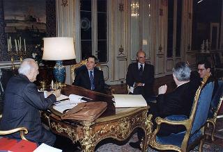Il Presidente della Repubblica Oscar Luigi Scalfaro riceve in udienza Giulio Anselmi, nuovo direttore dell'ANSA, con Bruno Caselli, direttore uscente