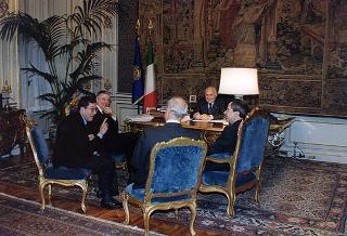 Il Presidente della Repubblica Oscar Luigi Scalfaro riceve in udienza Giulio Anselmi, nuovo direttore dell'ANSA, con Bruno Caselli, direttore uscente