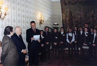 Il Presidente della Repubblica Oscar Luigi Scalfaro riceve in udienza un gruppo di studenti delle Scuole medie della Provincia regionale di Agrigento