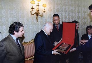 Il Presidente della Repubblica Oscar Luigi Scalfaro riceve in udienza un gruppo di studenti delle Scuole medie della Provincia regionale di Agrigento