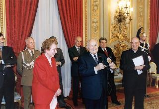 Incontro del Presidente della Repubblica Oscar Luigi Scalfaro con la prof.ssa Cesarina Checcacci, presidente dell'Unione Cattolica Italiana Insegnanti Medi, e una delegazione di partecipanti al 19° Congresso nazionale dell'UCIIM