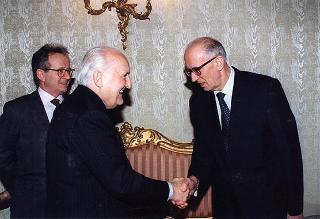 Incontro del Presidente della Repubblica Oscar Luigi Scalfaro con l'on. prof. Luigi Berlinguer, ministro della Pubblica istruzione e dell'Università e della ricerca scientifica e tecnologica, con il prof. Paolo Mantegazza rettore dell'Università Statale e il prof. Adriano De Maio del Politecnico di Milano, ed alcuni presidi dei due Atenei