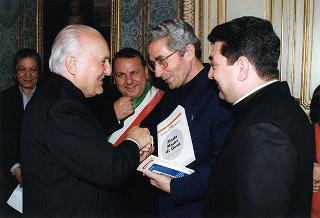 Il Presidente della Repubblica Oscar Luigi Scalfaro riceve in udienza un gruppo di studenti della Scuola Media Statale di San Luca (Reggio Calabria)