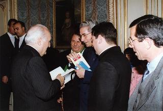 Il Presidente della Repubblica Oscar Luigi Scalfaro riceve in udienza un gruppo di studenti della Scuola Media Statale di San Luca (Reggio Calabria)