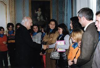 Il Presidente della Repubblica Oscar Luigi Scalfaro riceve in udienza un gruppo di studenti della Scuola Media Statale di San Luca (Reggio Calabria)