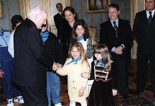 Il Presidente della Repubblica Oscar Luigi Scalfaro riceve in udienza un gruppo di studenti della Scuola Media Statale di San Luca (Reggio Calabria)
