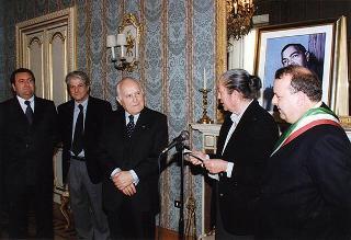 Il Presidente della Repubblica Oscar Luigi Scalfaro riceve in udienza un gruppo di studenti della Scuola Media Statale di San Luca (Reggio Calabria)