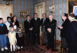 Il Presidente della Repubblica Oscar Luigi Scalfaro riceve in udienza un gruppo di studenti della Scuola Media Statale di San Luca (Reggio Calabria)