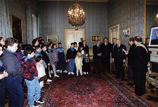 Il Presidente della Repubblica Oscar Luigi Scalfaro riceve in udienza un gruppo di studenti della Scuola Media Statale di San Luca (Reggio Calabria)