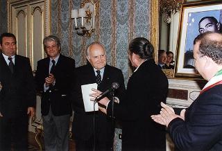 Il Presidente della Repubblica Oscar Luigi Scalfaro riceve in udienza un gruppo di studenti della Scuola Media Statale di San Luca (Reggio Calabria)