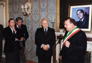Il Presidente della Repubblica Oscar Luigi Scalfaro riceve in udienza un gruppo di studenti della Scuola Media Statale di San Luca (Reggio Calabria)