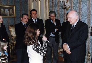 Il Presidente della Repubblica Oscar Luigi Scalfaro riceve in udienza un gruppo di studenti della Scuola Media Statale di San Luca (Reggio Calabria)
