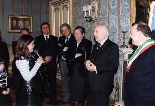 Il Presidente della Repubblica Oscar Luigi Scalfaro riceve in udienza un gruppo di studenti della Scuola Media Statale di San Luca (Reggio Calabria)