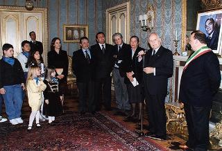 Il Presidente della Repubblica Oscar Luigi Scalfaro riceve in udienza un gruppo di studenti della Scuola Media Statale di San Luca (Reggio Calabria)