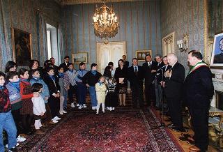 Il Presidente della Repubblica Oscar Luigi Scalfaro riceve in udienza un gruppo di studenti della Scuola Media Statale di San Luca (Reggio Calabria)