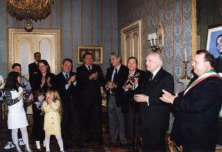 Il Presidente della Repubblica Oscar Luigi Scalfaro riceve in udienza un gruppo di studenti della Scuola Media Statale di San Luca (Reggio Calabria)