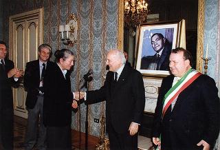 Il Presidente della Repubblica Oscar Luigi Scalfaro riceve in udienza un gruppo di studenti della Scuola Media Statale di San Luca (Reggio Calabria)