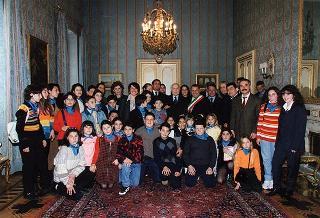 Il Presidente della Repubblica Oscar Luigi Scalfaro riceve in udienza un gruppo di studenti della Scuola Media Statale di San Luca (Reggio Calabria)