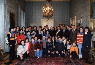 Il Presidente della Repubblica Oscar Luigi Scalfaro riceve in udienza un gruppo di studenti della Scuola Media Statale di San Luca (Reggio Calabria)