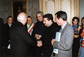 Il Presidente della Repubblica Oscar Luigi Scalfaro riceve in udienza un gruppo di studenti della Scuola Media Statale di San Luca (Reggio Calabria)