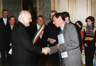 Il Presidente della Repubblica Oscar Luigi Scalfaro riceve in udienza un gruppo di studenti della Scuola Media Statale di San Luca (Reggio Calabria)