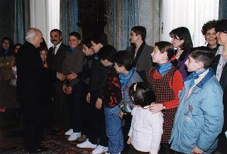 Il Presidente della Repubblica Oscar Luigi Scalfaro riceve in udienza un gruppo di studenti della Scuola Media Statale di San Luca (Reggio Calabria)