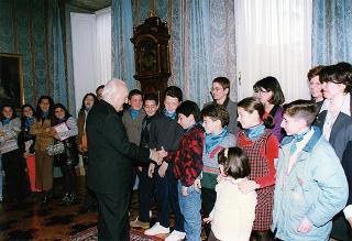 Il Presidente della Repubblica Oscar Luigi Scalfaro riceve in udienza un gruppo di studenti della Scuola Media Statale di San Luca (Reggio Calabria)