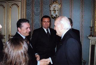 Il Presidente della Repubblica Oscar Luigi Scalfaro riceve in udienza un gruppo di studenti della Scuola Media Statale di San Luca (Reggio Calabria)