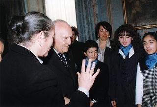 Il Presidente della Repubblica Oscar Luigi Scalfaro riceve in udienza un gruppo di studenti della Scuola Media Statale di San Luca (Reggio Calabria)