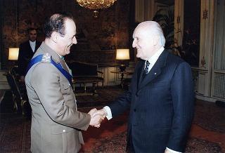 Il Presidente della Repubblica Oscar Luigi Scalfaro riceve la visita del Generale di Corpo d'Armata Francesco Cervoni, nuovo capo di Stato maggiore dell'Esercito