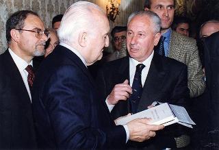 Il Presidente della Repubblica Oscar Luigi Scalfaro riceve una delegazione di parlamentari, sindaci ed amministratori locali del Fortore Beneventano