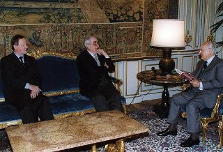 Il Presidente della Repubblica Oscar Luigi Scalfaro riceve in udienza Santi Flavio Colonna, presidente dell'Associazione per il diritto a comunicare con la pace, con alcuni componenti il Gruppo di lavoro del progetto "Zum Ewigen Frieden Kant: un'idea dall'Europa", per presentare l'iniziativa