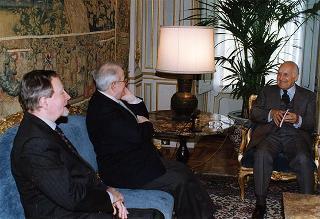 Il Presidente della Repubblica Oscar Luigi Scalfaro riceve in udienza Santi Flavio Colonna, presidente dell'Associazione per il diritto a comunicare con la pace, con alcuni componenti il Gruppo di lavoro del progetto "Zum Ewigen Frieden Kant: un'idea dall'Europa", per presentare l'iniziativa