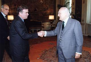Il Presidente della Repubblica Oscar Luigi Scalfaro riceve la visita di Pietro Calabrese, direttore de "Il Messaggero"