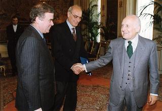 Il Presidente della Repubblica Oscar Luigi Scalfaro riceve la visita di Pietro Calabrese, direttore de "Il Messaggero"