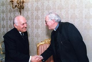 Il Presidente della Repubblica Oscar Luigi Scalfaro riceve Mons. Gianfranco Poma, rettore maggiore dei Seminari milanesi, con un gruppo di diaconi del Seminario Arcivescovile di Milano