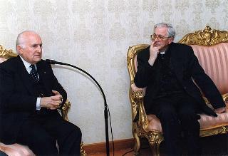 Il Presidente della Repubblica Oscar Luigi Scalfaro riceve Mons. Gianfranco Poma, rettore maggiore dei Seminari milanesi, con un gruppo di diaconi del Seminario Arcivescovile di Milano