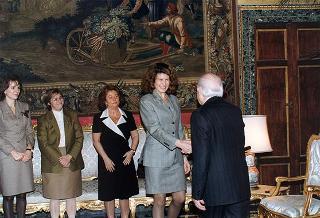 Il Presidente della Repubblica Oscar Luigi Scalfaro incontra l'on. prof.ssa Silvia Costa, presidente della Commissione nazionale per le pari opportunità tra uomo e donna, con le componenti la Commissione, in occasione della Festa della donna