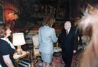 Il Presidente della Repubblica Oscar Luigi Scalfaro incontra l'on. prof.ssa Silvia Costa, presidente della Commissione nazionale per le pari opportunità tra uomo e donna, con le componenti la Commissione, in occasione della Festa della donna