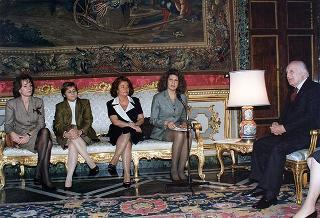 Il Presidente della Repubblica Oscar Luigi Scalfaro incontra l'on. prof.ssa Silvia Costa, presidente della Commissione nazionale per le pari opportunità tra uomo e donna, con le componenti la Commissione, in occasione della Festa della donna