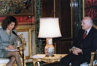 Il Presidente della Repubblica Oscar Luigi Scalfaro incontra l'on. prof.ssa Silvia Costa, presidente della Commissione nazionale per le pari opportunità tra uomo e donna, con le componenti la Commissione, in occasione della Festa della donna