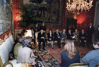 Il Presidente della Repubblica Oscar Luigi Scalfaro incontra l'on. prof.ssa Silvia Costa, presidente della Commissione nazionale per le pari opportunità tra uomo e donna, con le componenti la Commissione, in occasione della Festa della donna