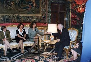 Il Presidente della Repubblica Oscar Luigi Scalfaro incontra l'on. prof.ssa Silvia Costa, presidente della Commissione nazionale per le pari opportunità tra uomo e donna, con le componenti la Commissione, in occasione della Festa della donna