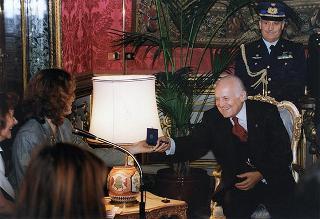 Il Presidente della Repubblica Oscar Luigi Scalfaro incontra l'on. prof.ssa Silvia Costa, presidente della Commissione nazionale per le pari opportunità tra uomo e donna, con le componenti la Commissione, in occasione della Festa della donna