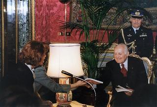 Il Presidente della Repubblica Oscar Luigi Scalfaro incontra l'on. prof.ssa Silvia Costa, presidente della Commissione nazionale per le pari opportunità tra uomo e donna, con le componenti la Commissione, in occasione della Festa della donna