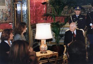 Il Presidente della Repubblica Oscar Luigi Scalfaro incontra l'on. prof.ssa Silvia Costa, presidente della Commissione nazionale per le pari opportunità tra uomo e donna, con le componenti la Commissione, in occasione della Festa della donna